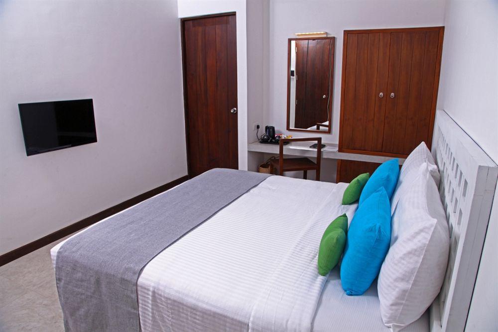 Blue Oceanic Beach Hotel ネゴンボ エクステリア 写真